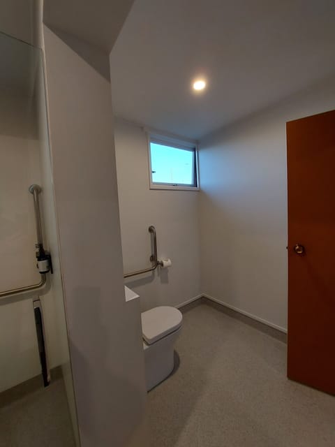 2 Bedroom Unit | Bathroom | Shower, free toiletries, hair dryer, towels