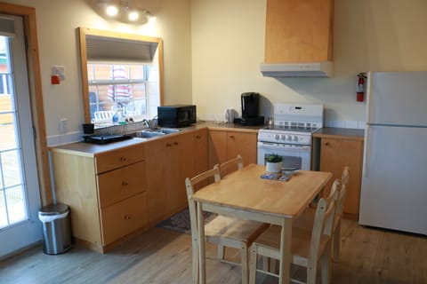 Suite, 1 Bedroom, Non Smoking, Mountain View | Private kitchen | Fridge, microwave