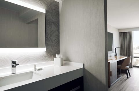 Combined shower/tub, deep soaking tub, free toiletries, hair dryer