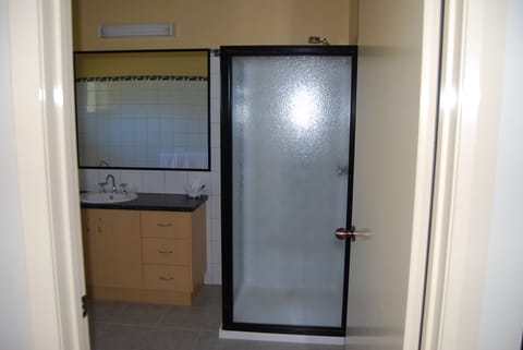 Deluxe Studio, 1 King Bed, Jetted Tub, Courtyard Area | Bathroom | Free toiletries, hair dryer, towels