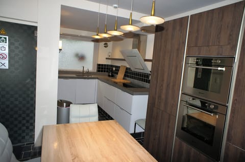 Full-size fridge, microwave, oven, stovetop