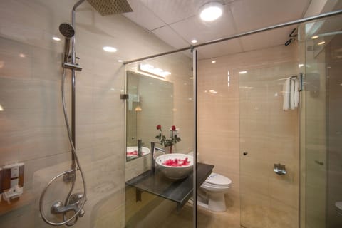 Royal Suite Large Balcony & Terrace (8m2) City View | Bathroom | Separate tub and shower, hydromassage showerhead, designer toiletries