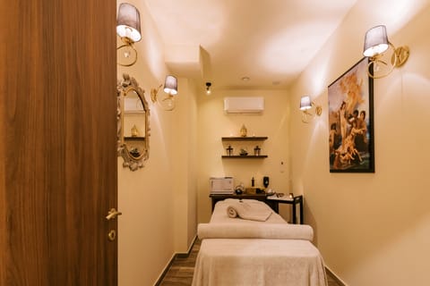 Sauna, body treatments, aromatherapy, deep-tissue massages