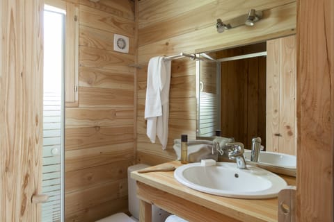 Chalet, Kitchen | Bathroom amenities | Towels