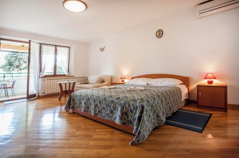 Studio, Balcony | Living area | 50-cm flat-screen TV with satellite channels
