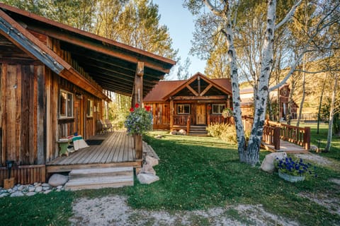Rendezvous Cabin (2 Queens, No Pets) | Premium bedding, free WiFi, bed sheets