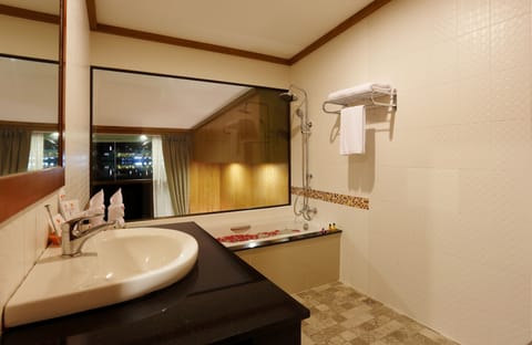 Chaba Duplex Lagoon View | Bathroom | Free toiletries, hair dryer, slippers, bidet