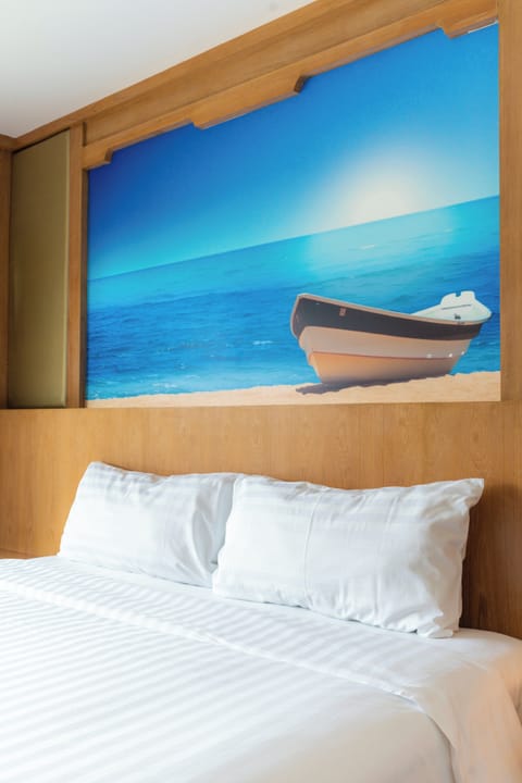 Deluxe Lagoon View | Premium bedding, in-room safe, individually decorated