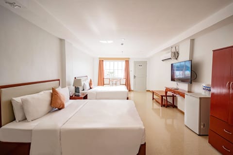 Beachfront Deluxe | In-room safe, desk, iron/ironing board, bed sheets