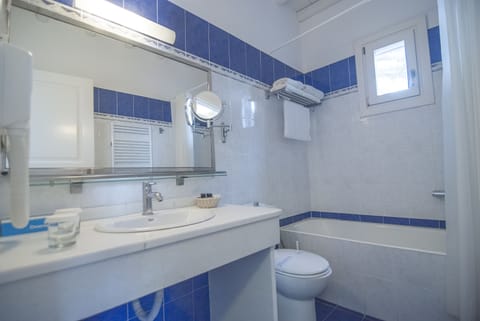 Apartment, 2 Bedrooms | Bathroom | Free toiletries, hair dryer, bathrobes, slippers