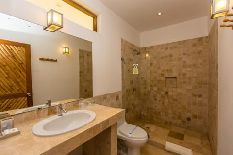 Twin Room | Bathroom | Shower, free toiletries, towels, shampoo