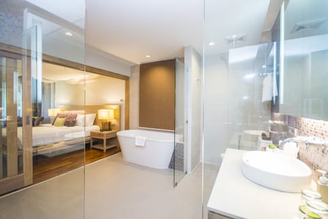 Grand Ocean Chalet Suite | Bathroom sink