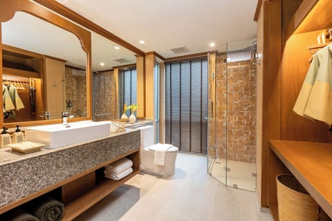 Junior Double or Twin Room, 1 Bedroom | Bathroom | Free toiletries, hair dryer, bathrobes, slippers