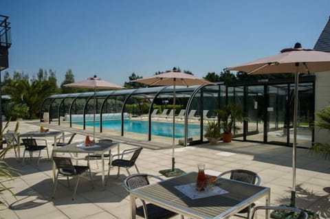 Indoor pool, sun loungers