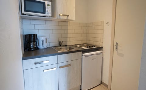 Superior Apartment (3 people) | Private kitchen | Full-size fridge, microwave, stovetop, coffee/tea maker