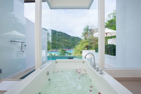 Grand Pool Suite Seaview | Bathroom | Separate tub and shower, free toiletries, hair dryer, bathrobes