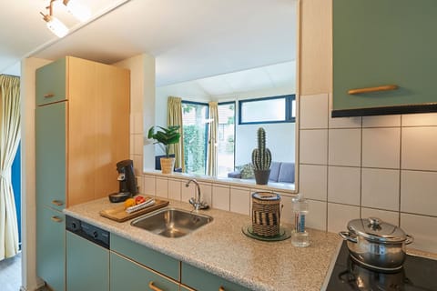 Bungalow (4 persons) | Private kitchen | Fridge, microwave, oven, stovetop