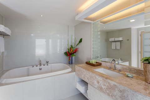 1 Bedroom Suite | Bathroom | Shower, free toiletries, hair dryer, bathrobes