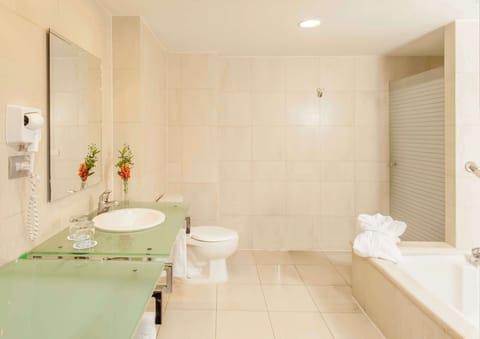 Standard Room (2 Double Beds) | Bathroom | Shower, rainfall showerhead, eco-friendly toiletries, hair dryer