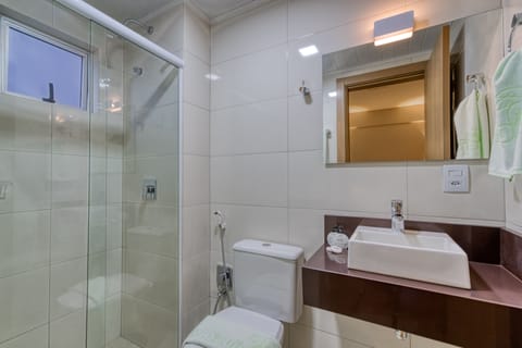 Executive Room, 1 Double Bed | Bathroom | Shower, towels