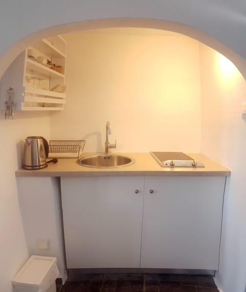 Fridge, coffee/tea maker, electric kettle, highchair