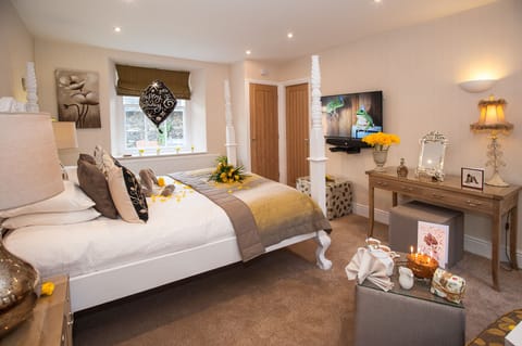 Luxury Suite (Honey) | Premium bedding, individually furnished, desk, soundproofing