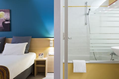 Standard Queen Non Smoking | Desk, iron/ironing board, free cribs/infant beds, free WiFi