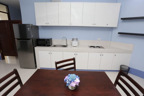 Family Suite, 3 Bedrooms, Accessible, City View | Private kitchen