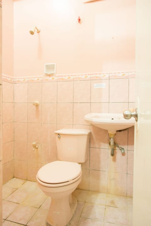 Non-Aircon Twin Room | Bathroom | Shower, towels