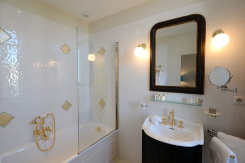 Junior Suite | Bathroom | Designer toiletries, hair dryer, bathrobes, towels