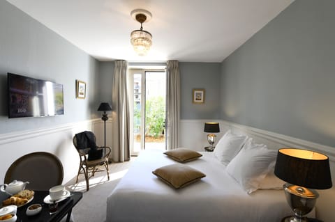 Classic Room, Ground Floor | Premium bedding, minibar, in-room safe, individually decorated