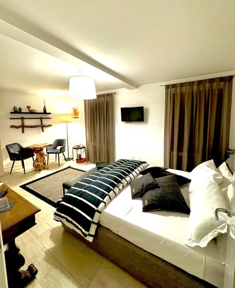 Deluxe Double Room, Canal View | Down comforters, in-room safe, desk, laptop workspace