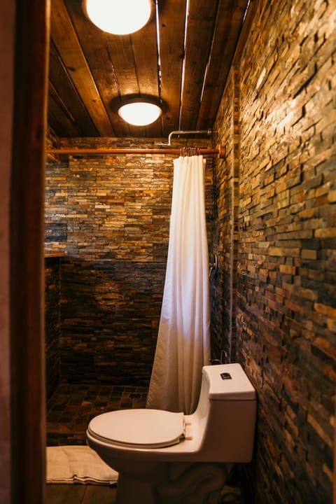 Premium Canopy Room | Bathroom | Shower, free toiletries, towels