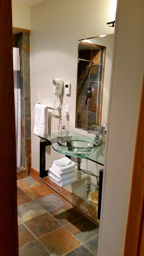 Standard Studio, 2 Queen Beds | Bathroom sink