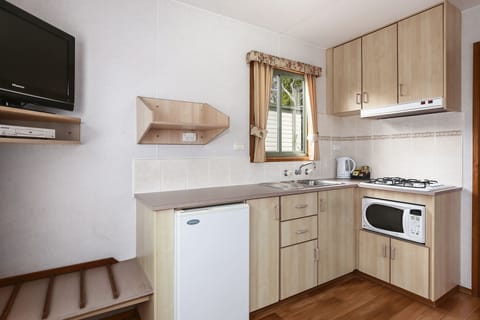 Standard 1 Bedroom Cabin | Private kitchenette | Fridge, microwave, coffee/tea maker, electric kettle