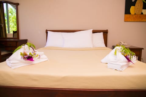 Standard Queen Room, Non Smoking | Premium bedding, desk, iron/ironing board, bed sheets