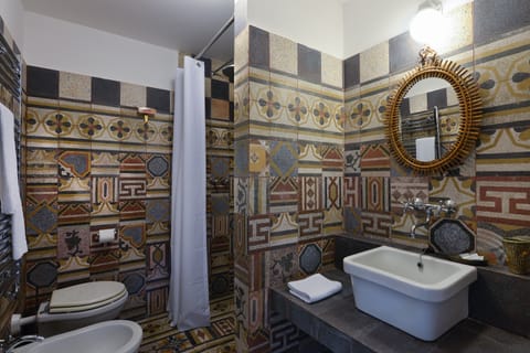 Standard Double or Twin Room | Bathroom | Free toiletries, hair dryer, bidet, towels