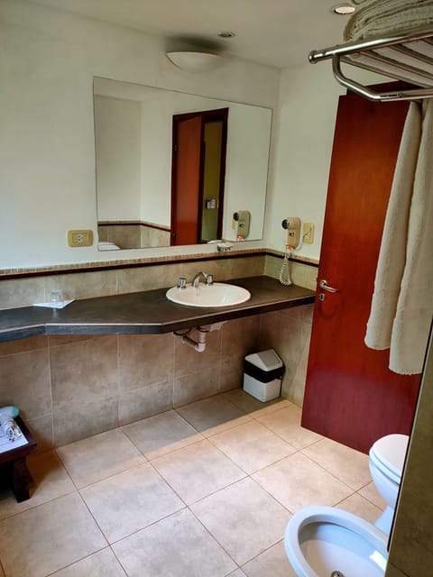 Combined shower/tub, free toiletries, hair dryer, bidet