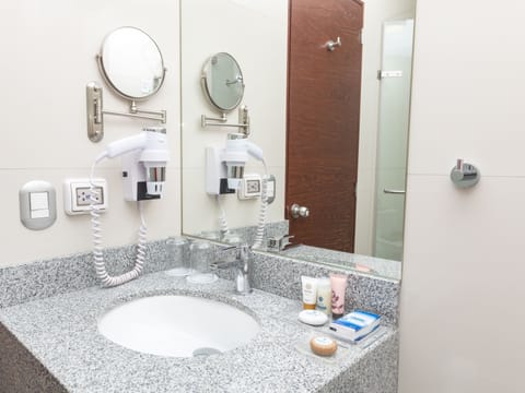 Superior Room, 1 Queen Bed | Bathroom | Shower, free toiletries, hair dryer, towels