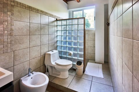 Duplex, 2 Bedrooms (Master) | Bathroom | Free toiletries, towels