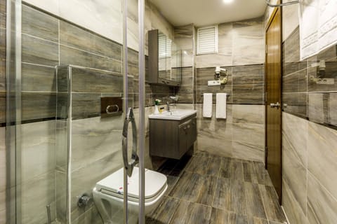 Family Room | Bathroom | Shower, hair dryer, slippers, bidet
