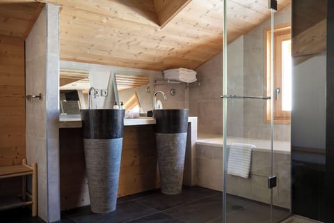 Chalet (Chamade) | Bathroom | Designer toiletries, hair dryer, bathrobes, slippers