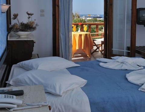 Standard Room, Sea View | Minibar, in-room safe, individually decorated, individually furnished