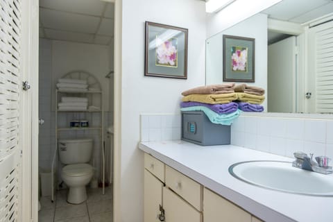 Comfort Studio, Multiple Beds, City View | Bathroom | Combined shower/tub, towels