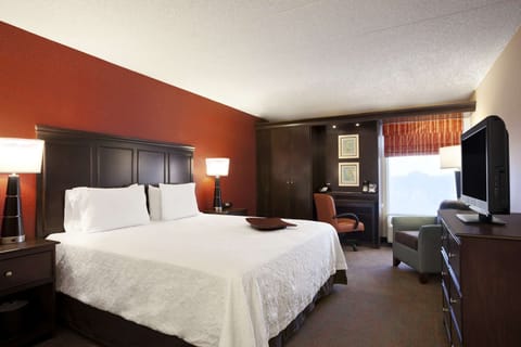 Standard Room, 1 King Bed | Premium bedding, in-room safe, desk, soundproofing
