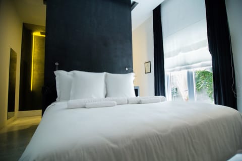 Standard Room, 1 Queen Bed | Minibar, in-room safe, desk, soundproofing