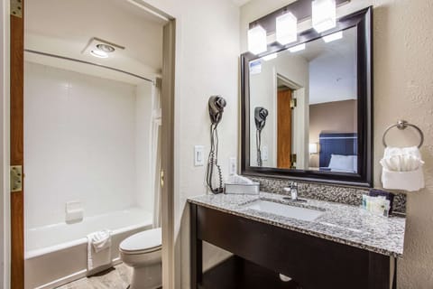 Suite, 1 King Bed, Non Smoking | Bathroom | Combined shower/tub, free toiletries, hair dryer, towels