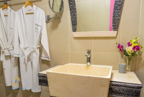 Executive Suite | Bathroom | Combined shower/tub, free toiletries, hair dryer, towels
