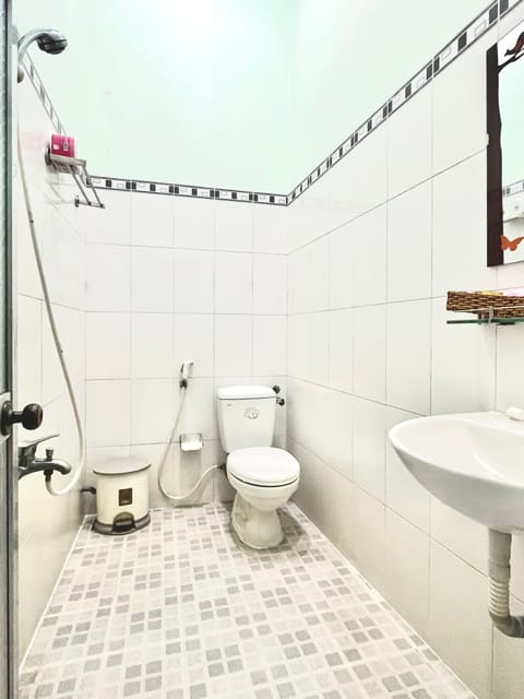 Quadruple Room | Bathroom | Shower, free toiletries, hair dryer, slippers