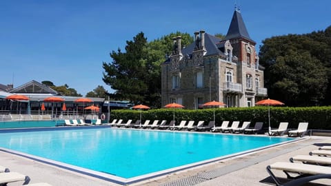 Seasonal outdoor pool, sun loungers